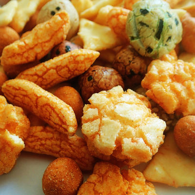 comprar La galleta caliente del arroz de la venta con bocados japoneses del grano del cacahuete revestido mezcló las galletas del arroz de Senbei online manufacture