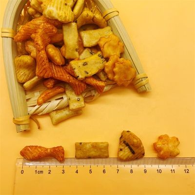 comprar Los snacks cocidos exóticos japoneses del grano asaron las galletas coloridas orientales del arroz de la mezcla online manufacture