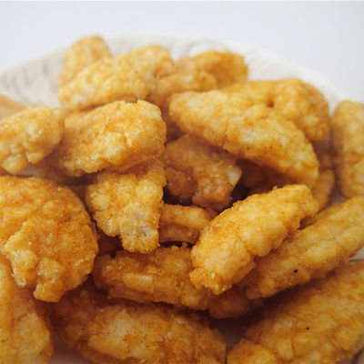 Buen precio La galleta japonesa del arroz del OEM que los bocados curruscantes del grano cocieron las galletas del arroz sopló bocado en línea