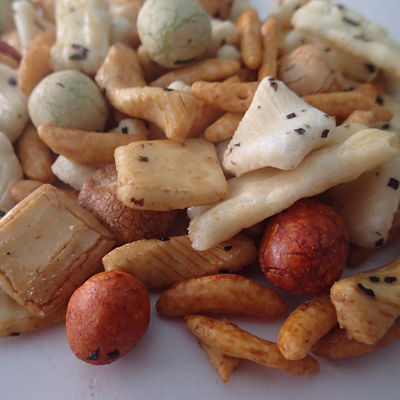 Buen precio Mezcla cocida japonesa de la galleta del arroz de las galletas del arroz del almidón con los cacahuetes revestidos en línea