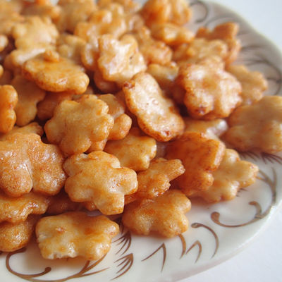 Buen precio Galletas casuales deliciosas saladas importadas japonesas del arroz del bocado en línea