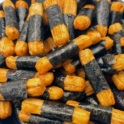 La galleta curruscante del arroz sopló los bocados de barra antivuelco japoneses del arroz de la alga marina de la comida