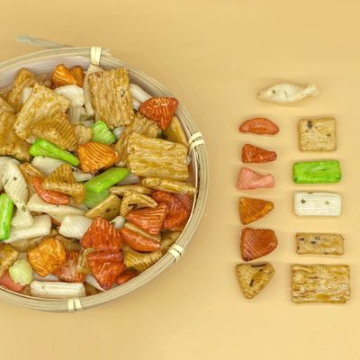Galleta colorida del arroz del arroz de las galletas del estilo japonés de los bocados mezclados del grano