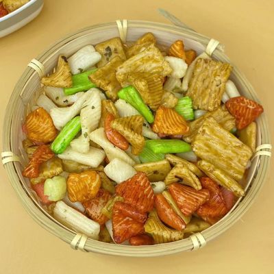 Bocados japoneses de la galleta del arroz de la alga marina del estilo de Tailandia mezclados