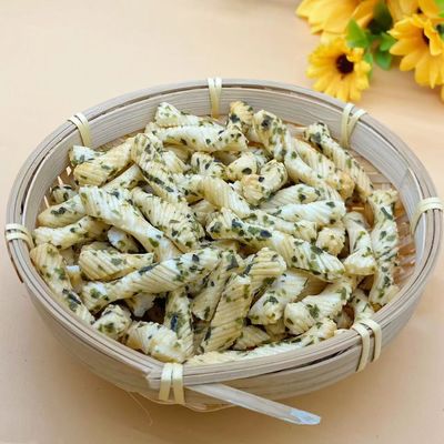 Los bocados japoneses de la galleta del arroz de la alga marina del verde de Tailandia tuercen en espiral formado