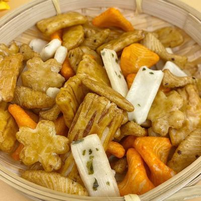 El múltiplo forma la galleta japonesa del arroz de la mezcla de la alga marina de la galleta del arroz