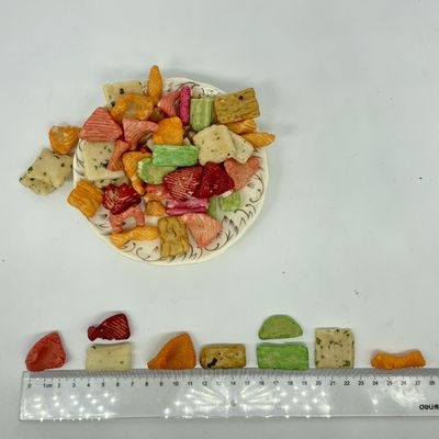 Buen precio Galletas de arroz crujiente horneadas con almidón de tapioca en forma múltiple envasado a granel de 7,5 kg en línea