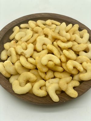 Buen precio Los compradores OEM aman nuestros deliciosos bocadillos de arroz crujiente hechos con granos de primera calidad para bocadillos saludables en línea